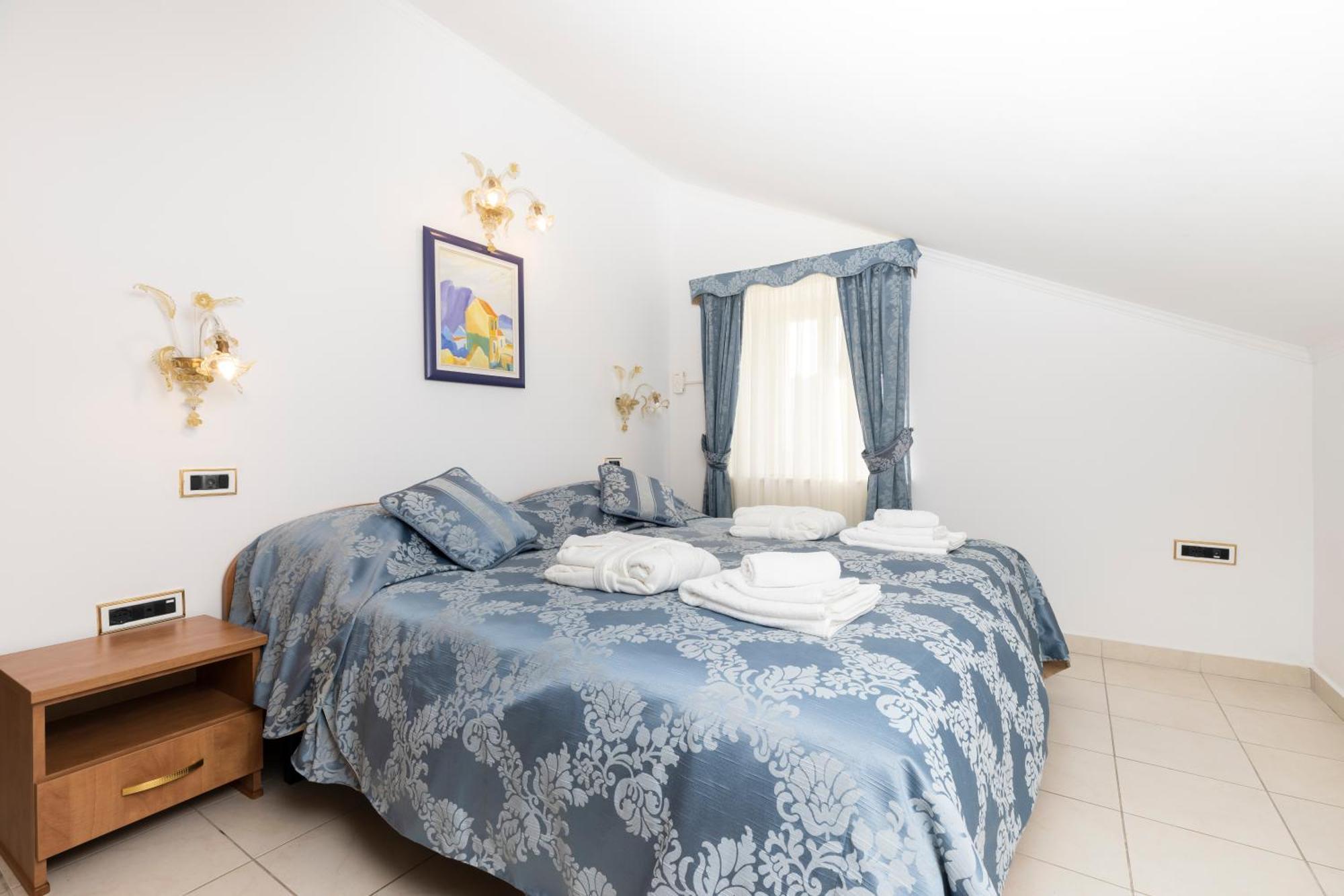 Double Room,1649186278:JPEG